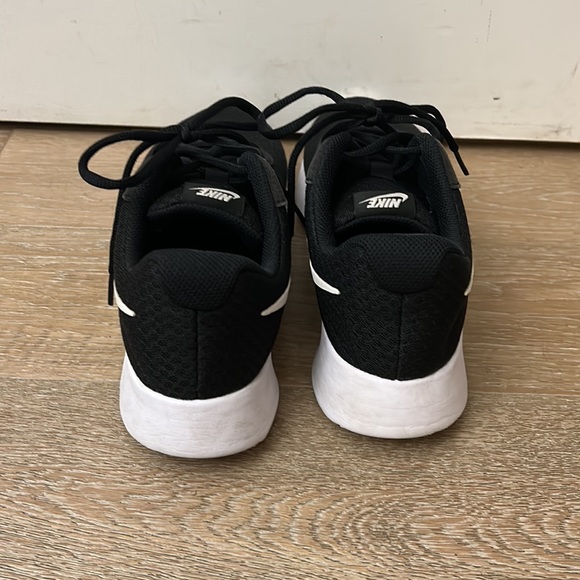 Nike womens running sneakers Tanjun size 8 - Picture 3 of 6